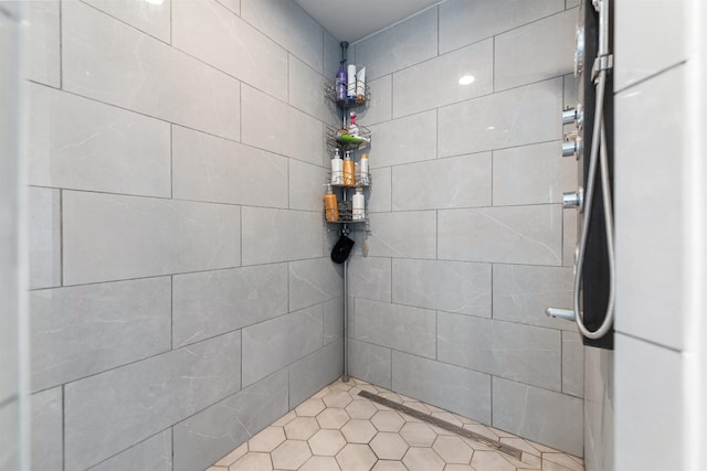 11625 N Alberta Ln, Spokane, WA 99218 - full bathroom with a tile shower