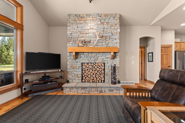 9510 N Doak Rd, Spokane, WA 99217 - living area featuring lofted ceiling, arched walkways, and wood finished floors