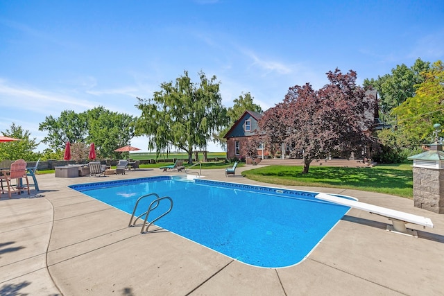 28752 Tramm Rd, Reardan, WA 99029 - swimming pool featuring a patio area, a yard, and a diving board