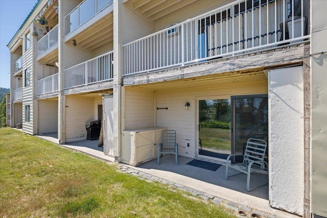 28600 N Mt Spokane Park Dr Unit 612, Mead, WA 99021 - rear view of house featuring a patio and a yard