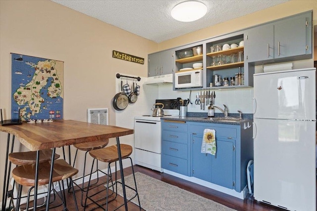 28600 N Mt Spokane Park Dr Unit 612, Mead, WA 99021 - kitchen with white appliances, blue cabinets, under cabinet range hood, a textured ceiling, and dark countertops
