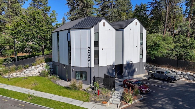 2001 W 7th Ave, Spokane, WA 99204 - view of outdoor structure featuring uncovered parking