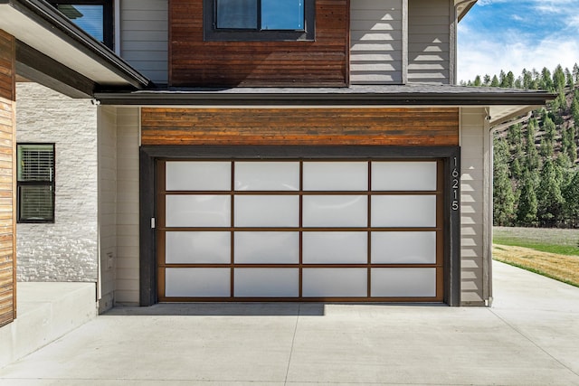 16215 W Coulee Hite Rd, Spokane, WA 99224 - garage with driveway