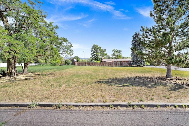 3425 E Upriver Dr, Spokane, WA 99217 - view of yard