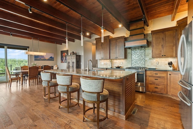 14210 N Wandermere Estates Ln, Spokane, WA 99208 - kitchen featuring stainless steel appliances, a wooden ceiling with exposed beams, dark wood-style flooring, an island with sink, and a breakfast bar area