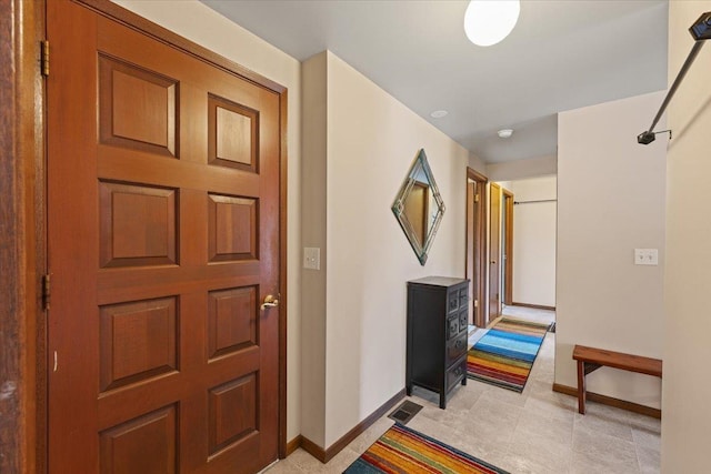 2515 E 38th Ave, Spokane, WA 99223 - entryway featuring baseboards
