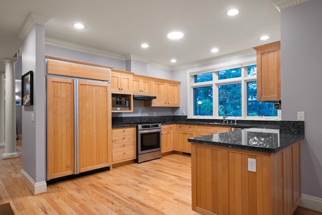 1807 E Pinegate Ln, Spokane, WA 99224 - kitchen featuring built in appliances, crown molding, light wood-style floors, a peninsula, and dark stone countertops