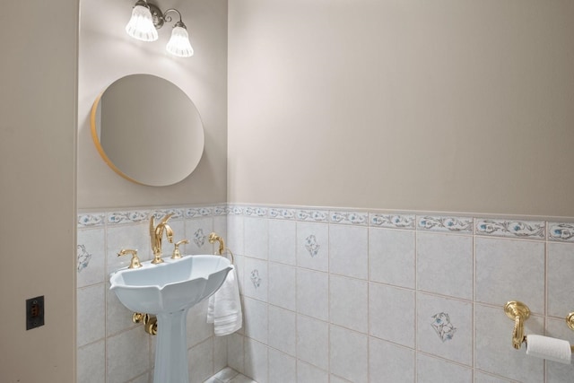 1807 E Pinegate Ln, Spokane, WA 99224 - bathroom featuring tile walls and wainscoting