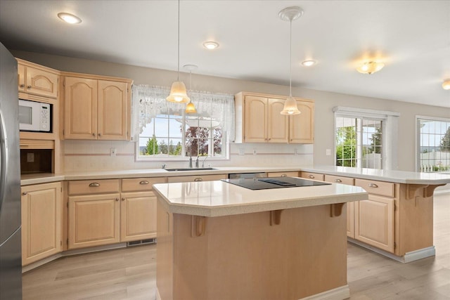 6419 W Skagit Ave, Spokane, WA 99208 - kitchen with light brown cabinets, black electric cooktop, a peninsula, a kitchen bar, and recessed lighting