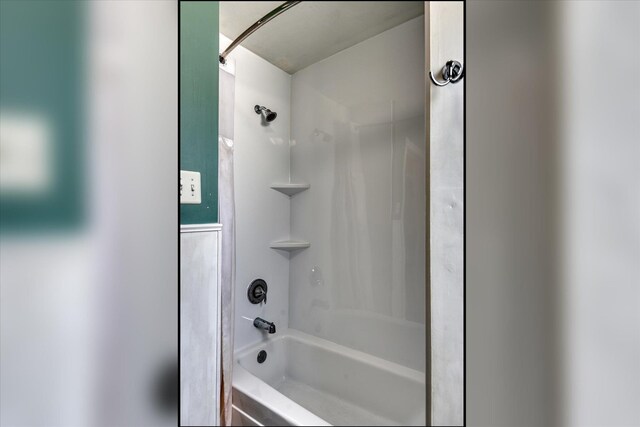 703 E Lacrosse Ave, Spokane, WA 99207 - bathroom featuring shower / bath combination