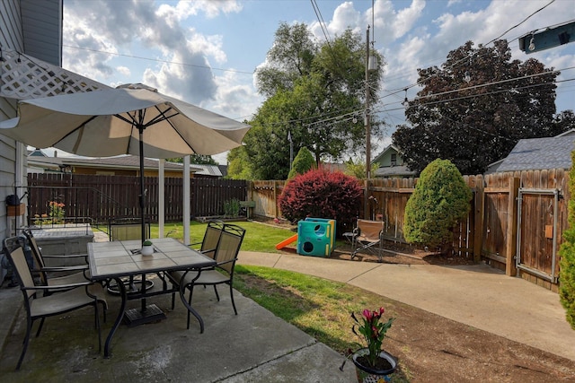 703 E Lacrosse Ave, Spokane, WA 99207 - fenced backyard with a patio area and outdoor dining space