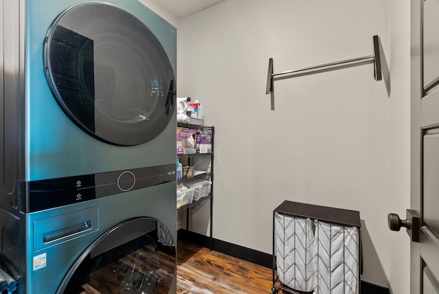 3228 N Mckinnon Rd, Spokane, WA 99217 - laundry area featuring stacked washer / drying machine and wood finished floors
