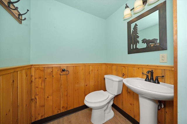 5614 N Thierman Rd, Spokane, WA 99217 - bathroom featuring wood finished floors and a wainscoted wall