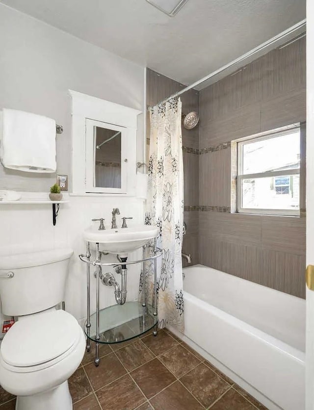 1518 W 6th Ave, Spokane, WA 99204 - bathroom with shower / bath combo and toilet