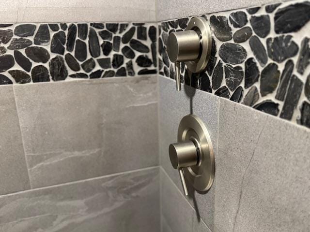 6412 N Fotheringham St, Spokane, WA 99208 - bathroom view of tiled shower