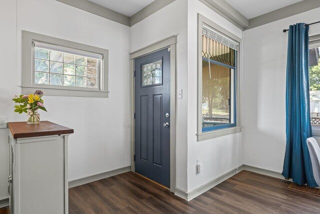 3129 E 34th Ave, Spokane, WA 99223 - entrance foyer featuring dark wood finished floors and baseboards