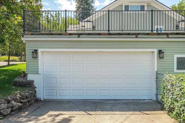 1728 S Adams St, Spokane, WA 99203 - garage with driveway