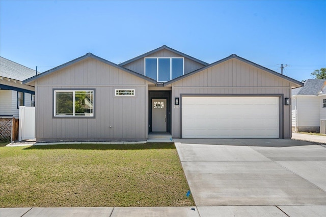 2912 E Wabash Ave, Spokane, WA 99217 - view of front of property featuring a front yard, an attached garage, and driveway