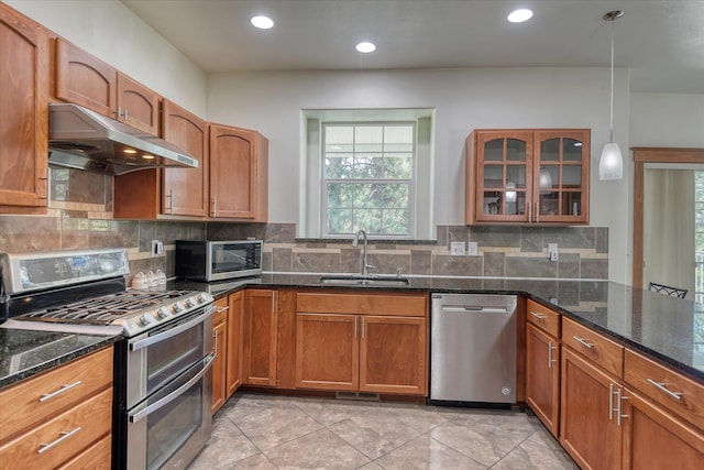 7302 N Quamish Dr, Spokane, WA 99208 - kitchen with stainless steel appliances, under cabinet range hood, healthy amount of natural light, glass insert cabinets, and recessed lighting