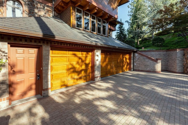 2010 E Pinecrest Rd, Spokane, WA 99203 - garage with driveway