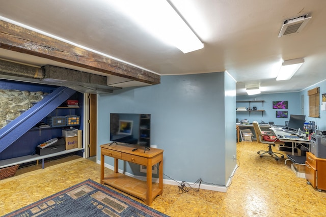 814 E Montgomery Ave, Spokane, WA 99207 - living room with a desk
