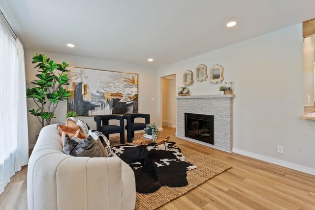 4017 E Pratt Ave, Spokane, WA 99204 - living room with wood finished floors, a glass covered fireplace, and recessed lighting