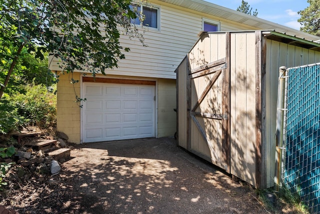 4017 E Pratt Ave, Spokane, WA 99204 - garage with driveway