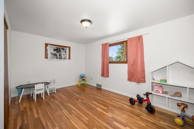 7616 E Baldwin Ave, Spokane, WA 99212 - playroom with wood finished floors and baseboards