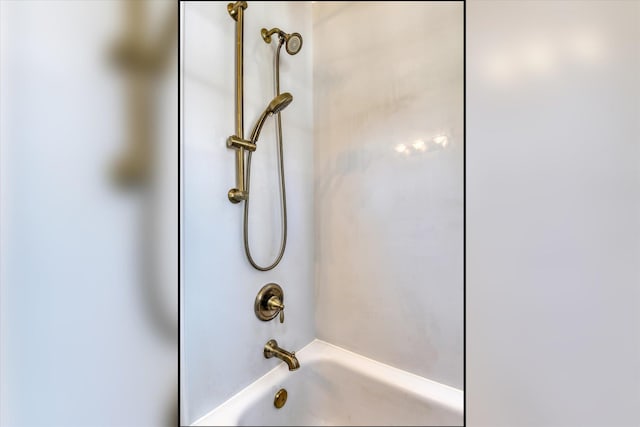 927 W 19th Ave, Spokane, WA 99203 - bathroom featuring shower / tub combination