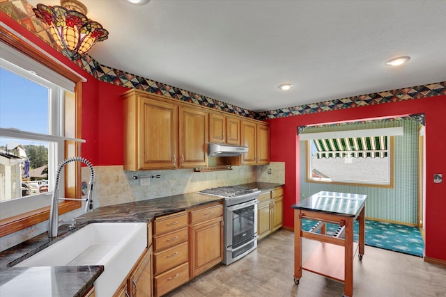 8722 E Boardwalk Ln, Spokane, WA 99212 - kitchen featuring gas stove, under cabinet range hood, dark countertops, tasteful backsplash, and recessed lighting