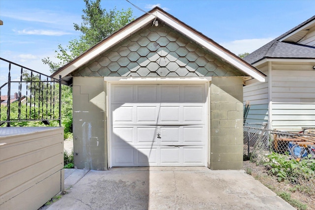 2116 N Jefferson St, Spokane, WA 99205 - detached garage with driveway