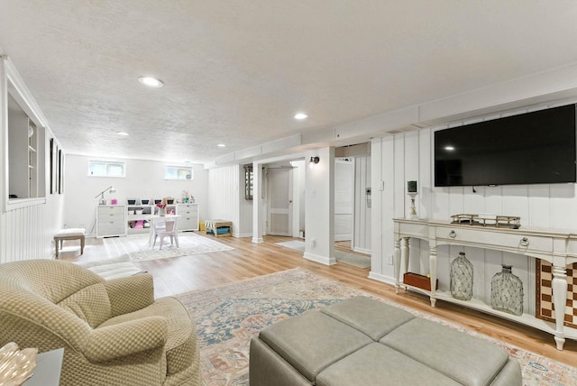 914 E 17th Ave, Spokane, WA 99203 - living room featuring light wood finished floors and recessed lighting