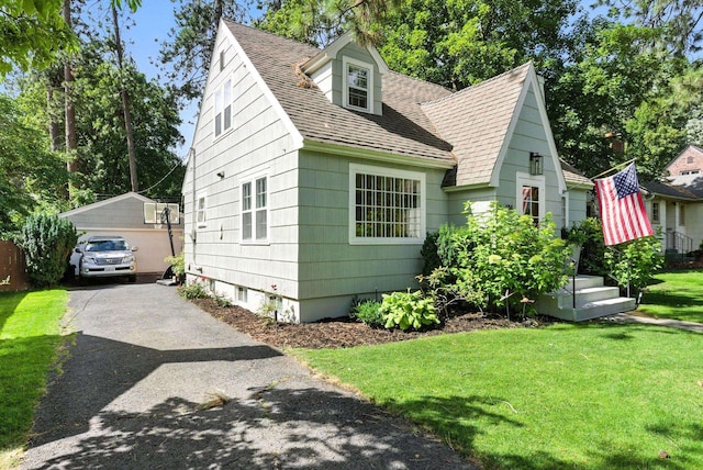 914 E 17th Ave, Spokane, WA 99203 - view of front of home featuring a front lawn and roof with shingles