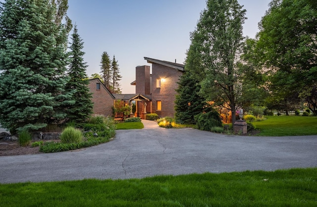 6624 S Ben Burr Rd, Spokane, WA 99223 - view of front of house with driveway and a front yard