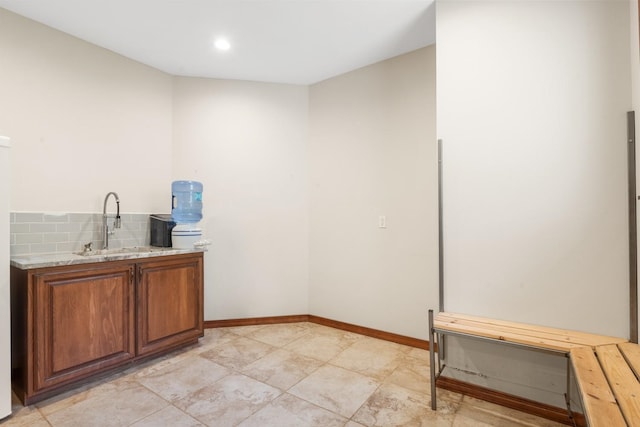 7814 S Ellis Rd, Spokane, WA 99223 - bar with decorative backsplash and recessed lighting