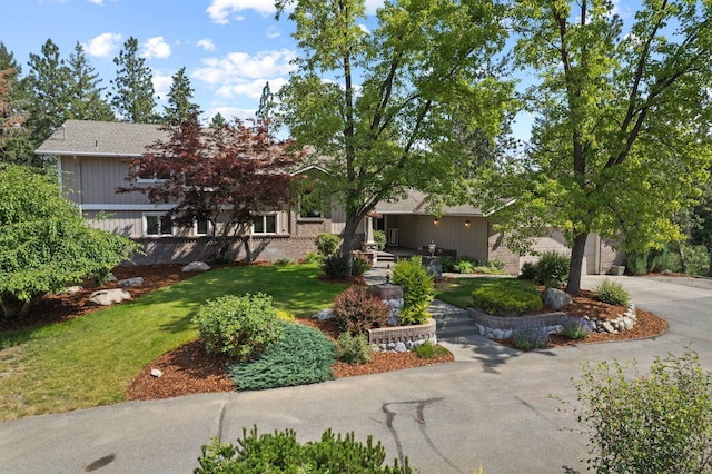 5321 Pinebrook Ct, Spokane, WA 99206 - view of front of property featuring a front yard and driveway