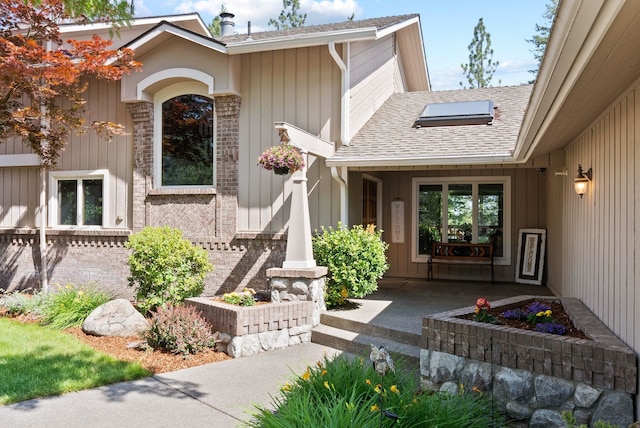 5321 Pinebrook Ct, Spokane, WA 99206 - entrance to property featuring a shingled roof and a porch