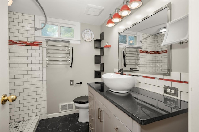 1501 S Maple St, Spokane, WA 99203 - full bathroom with tiled shower, tile patterned flooring, and vanity