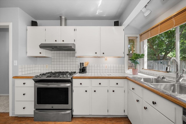 1501 S Maple St, Spokane, WA 99203 - kitchen featuring stainless steel gas range, under cabinet range hood, white cabinets, backsplash, and wood finished floors