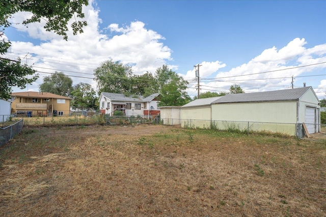 2323 E Rich Ave, Spokane, WA 99207 - view of yard with a garage