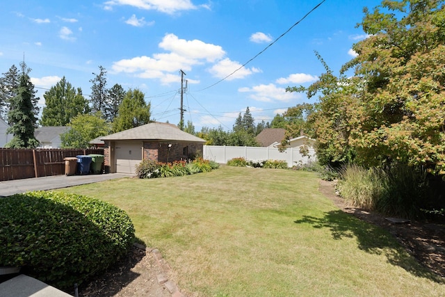 818 W 27th Ave, Spokane, WA 99203 - view of yard featuring a garage and driveway