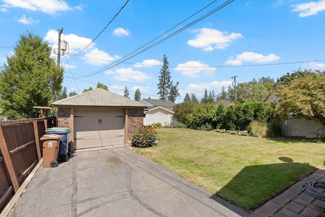 818 W 27th Ave, Spokane, WA 99203 - view of yard featuring an outdoor structure and driveway
