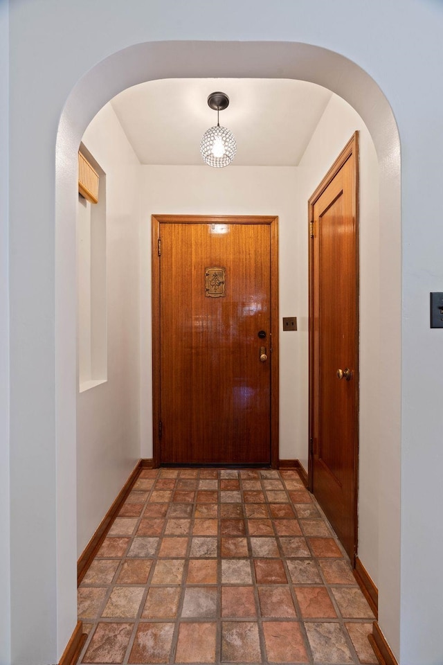 818 W 27th Ave, Spokane, WA 99203 - hall featuring baseboards and arched walkways