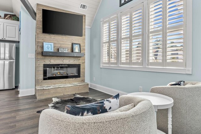 1611 Lighthouse Cir, Greensboro, GA 30642 - living area with a wealth of natural light, visible vents, wood finished floors, and lofted ceiling