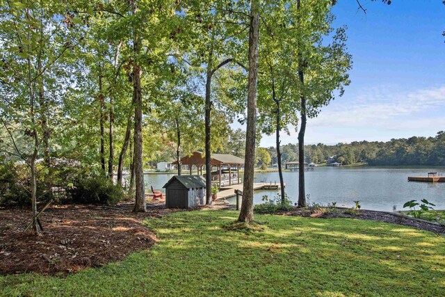 view of yard featuring a water view