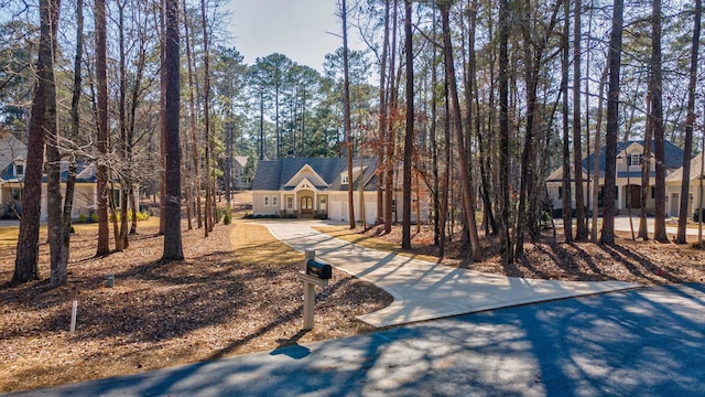 view of front facade featuring driveway