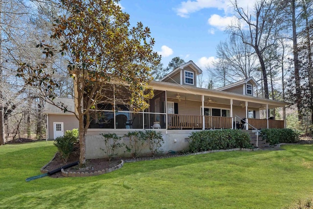 view of front of home featuring covered porch, a ceiling fan, and a front lawn