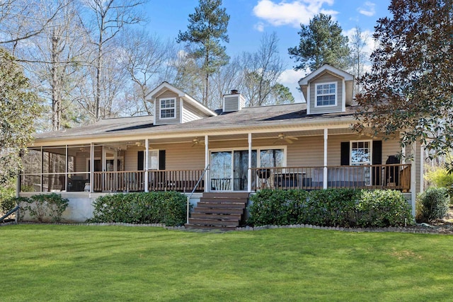 country-style home featuring a front yard, a porch, and ceiling fan