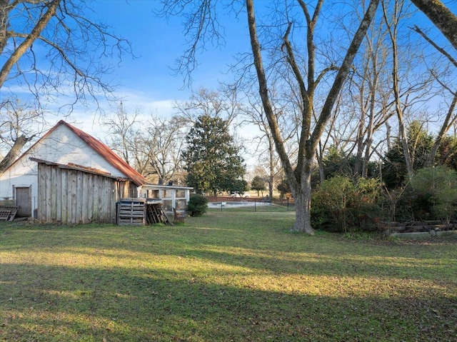 view of yard featuring an outdoor structure