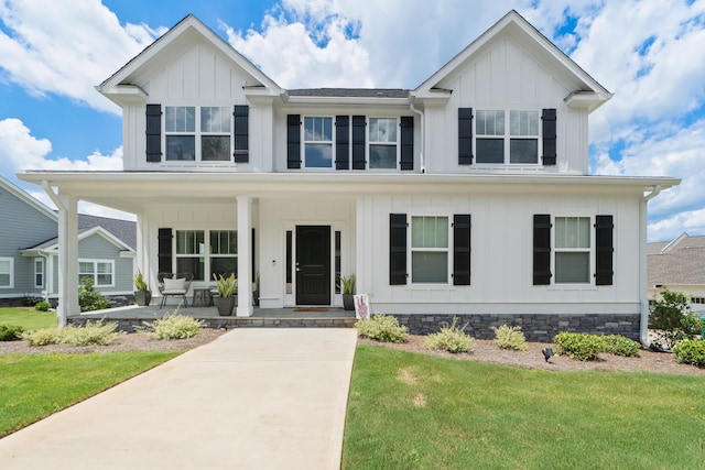 view of front of home featuring a front yard and covered porch